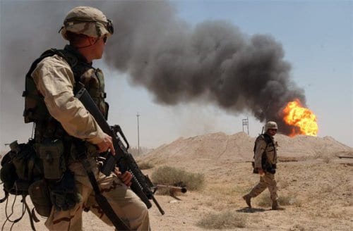 us-soldiers-desert-burning-oil-field