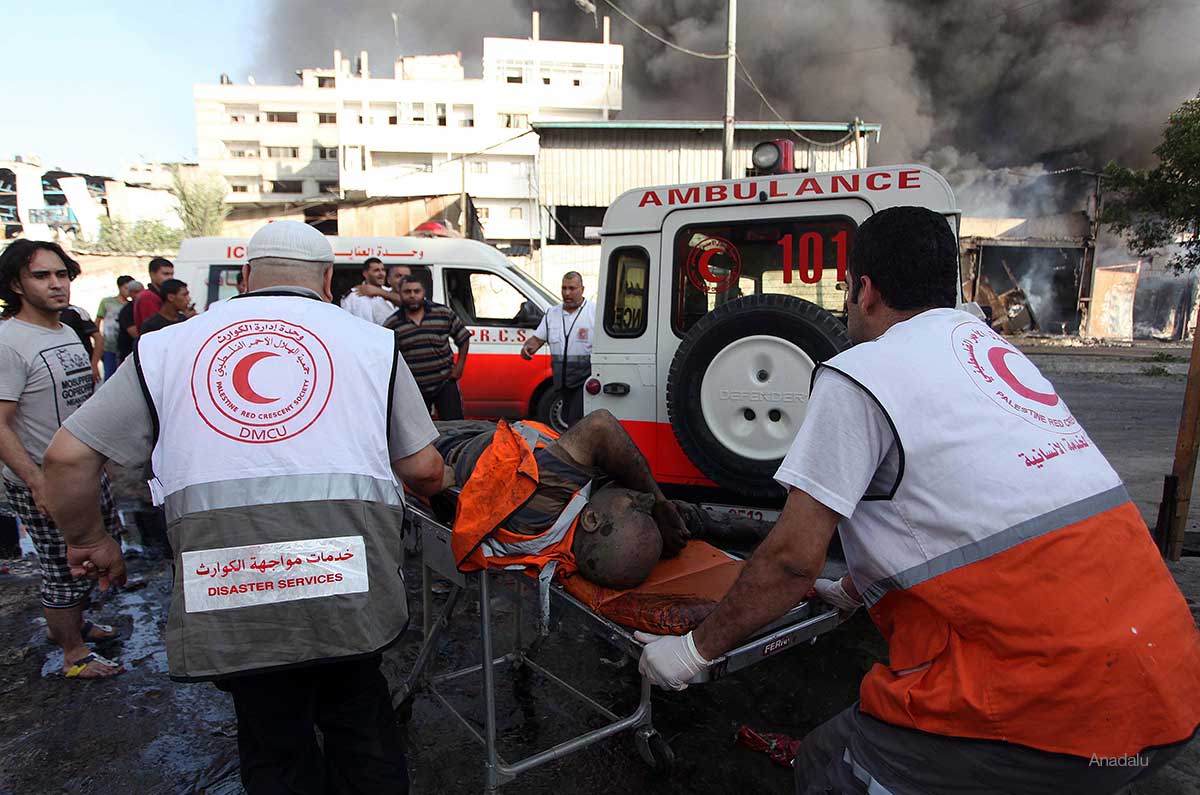Heridos palestinos siendo transportados en ambulancia al Hospital de Al Sifa después del bombardeo del mercado de Shujaya, el 30 de Julio de 2014