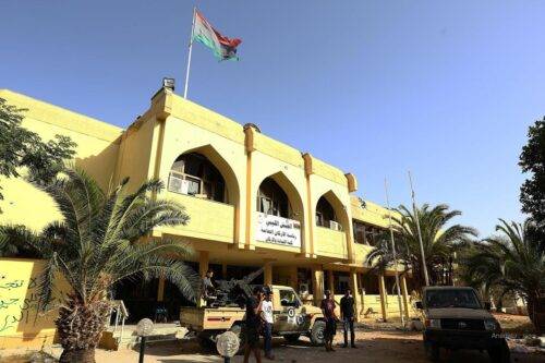 Foto de archivo de las milicias de Misrata patrullando en los alrededores de un edificio del ejército libio.