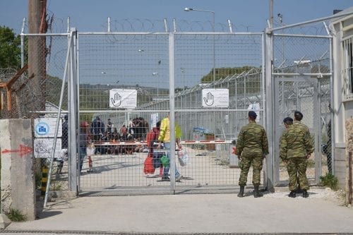 La puerta del "hotspot" de Moria. Una antigua prisión transformada en campo, transformado en centro de detención. [imágen: Henriette Johansen]