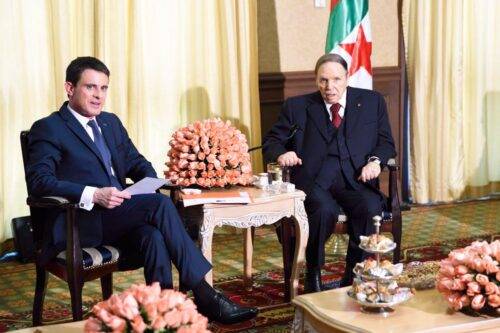 El primer ministro francés Manuel Valls reunido con el presidente argelino Abdelaziz Bouteflika.