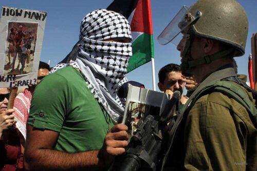 Enfrentamiento entre las fuerzas de seguridad israelíes y palestinos que protestaban contra el bombardeo de Gaza en Cisjordania.