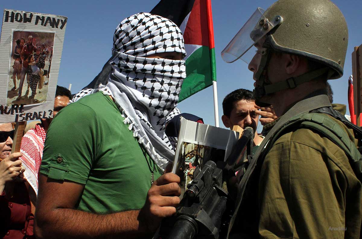 Enfrentamiento entre las fuerzas de seguridad israelíes y palestinos que protestaban contra el bombardeo de Gaza en Cisjordania.