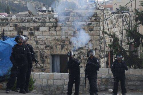 Soldados israelíes disparan gases lacrimógenos contra manifestantes palestinos en Jerusalén.