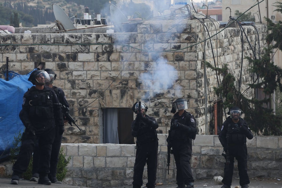 Soldados israelíes disparan gases lacrimógenos contra manifestantes palestinos en Jerusalén.