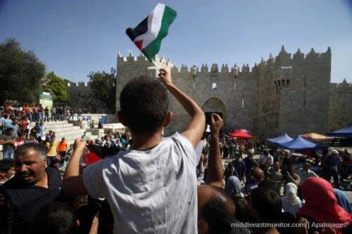 Manifestantes palestinos en la Ciudad Vieja de Jerusalén frente a la Puerta de Damasco.