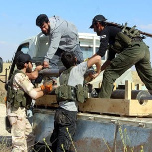 20160506_Syrian-Rebels-load-up-rocket-launchers-and-fire-against-regime-forces-in-aleppo-1