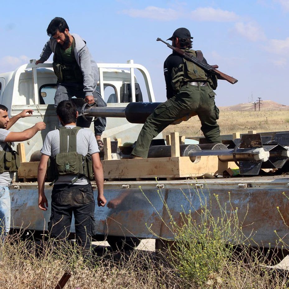 20160506_Syrian-Rebels-load-up-rocket-launchers-and-fire-against-regime-forces-in-aleppo-10