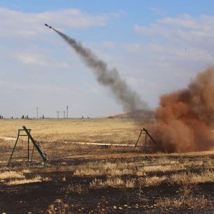 20160506_Syrian-Rebels-load-up-rocket-launchers-and-fire-against-regime-forces-in-aleppo-2