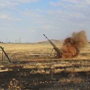 20160506_Syrian-Rebels-load-up-rocket-launchers-and-fire-against-regime-forces-in-aleppo-3