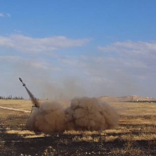 20160506_Syrian-Rebels-load-up-rocket-launchers-and-fire-against-regime-forces-in-aleppo-4