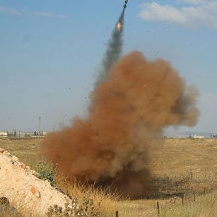 20160506_Syrian-Rebels-load-up-rocket-launchers-and-fire-against-regime-forces-in-aleppo-5
