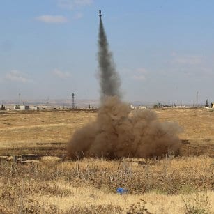 20160506_Syrian-Rebels-load-up-rocket-launchers-and-fire-against-regime-forces-in-aleppo-6