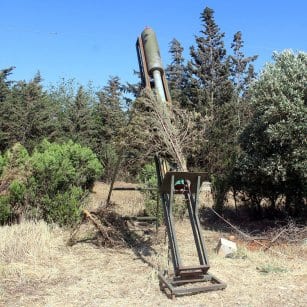 20160506_Syrian-Rebels-load-up-rocket-launchers-and-fire-against-regime-forces-in-aleppo-7