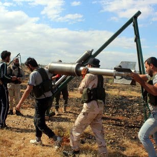 20160506_Syrian-Rebels-load-up-rocket-launchers-and-fire-against-regime-forces-in-aleppo-8