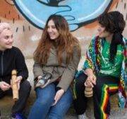Las practicantes de capoeira Daniah y Kasandra se reúnen con Yara Hindawi tras su actuación.