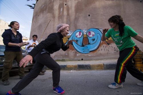 Daniah y Kasandra, mientras practican capoeira.