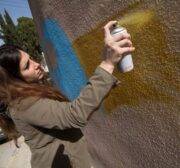 Yara Hindawi mientras realiza su graffity en Jabal Weibdeh, Ammán.