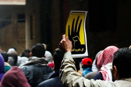 Manifestantes egipcios sostienen protestas con el icono de Rabaa, pro-Mursi, en Febrero de 2016.
