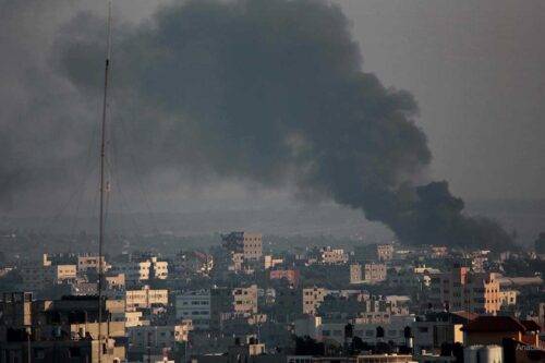 Nubes de humo en el barrio de Shujaya tras un ataque a la Franja de Gaza.