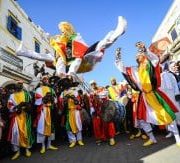ESSAOUIRA, MARRUECOS. Saltando para celebrar el Festival Internacional de Música Gnawa en Essaouira.