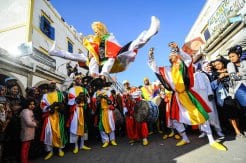 ESSAOUIRA, MARRUECOS. Saltando para celebrar el Festival Internacional de Música Gnawa en Essaouira.