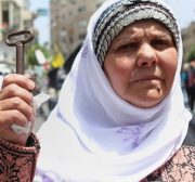Ramala, Palestina: Una mujer sostiene su derecho al retorno a su hogar en le 68 aniversario de la Nakba.