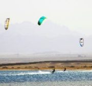 BAHÍA DE SOMA, EGIPTO: Todo está en el aire.