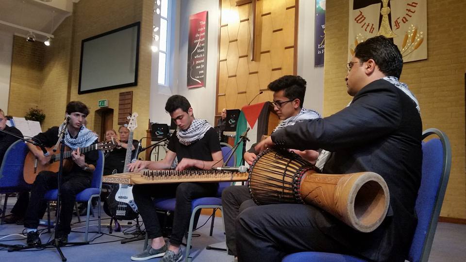 Mohammed Shoman, Farouk Abu Ramadan, y Mohannad Abu Safia tocan con su profesor Ismail Dawoud, a la izda.
