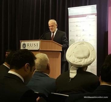 El ministro de Asuntos Exteriores de irak, Ibrahim al-Jafar, hablando ante la audiencia de RSUI