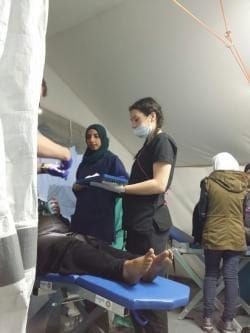Dra. Ola tratando aun paciente en Grecia