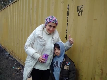 Un niño de ocho años junto a su madre en Calais, después de su tratamiento dental.