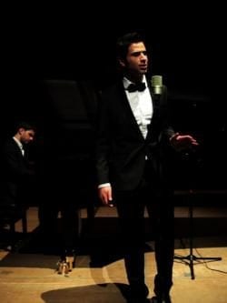 Omar Kamal interpretando "Nancy With the Laughing Face" de Frank Sinatra