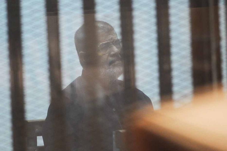Morsi y otros 21 acusados comparecen ante el tribunal