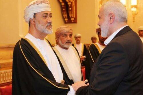 El jefe de la oficina política del Movimiento de Resistencia Islámica "Hamas" Ismail Haniyeh llegó esta mañana, el domingo, a la capital omaní, Muscat, para expresar sus condolencias por la muerte del sultán Qaboos.