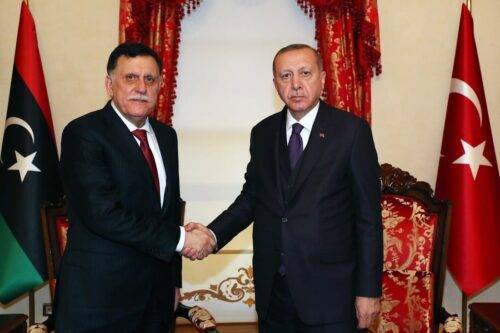 El presidente turco, Recep Tayyip Erdogan (R), se reúne con el presidente del Consejo Presidencial del Gobierno de Acuerdo Nacional de Libia (GNA), Fayez al-Sarraj (L) en Estambul, Turquía, el 15 de diciembre de 2019. [PRESIDENCIA TURCA / MURAT CETINMUHURDAR / HANDOUT / Anadolu Agencia]