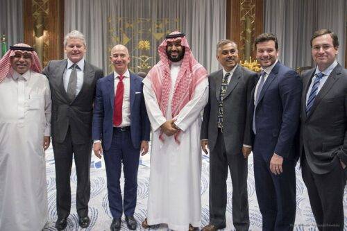 El fundador del sitio web de Amazon Jeff Bezos (3 ° L) posa para una foto durante su visita en Riad, Arabia Saudita el 9 de noviembre de 2016 [Pool / Bandar Algaloud / Anadolu]
