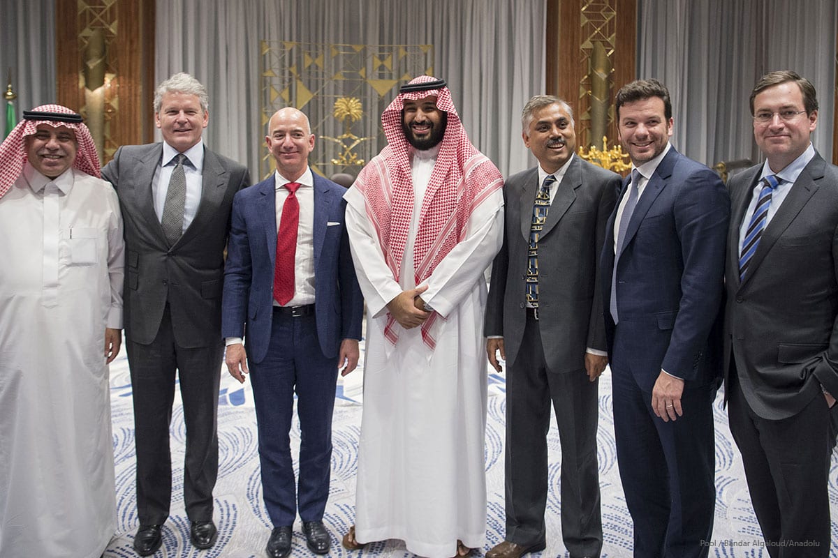 El fundador del sitio web de Amazon Jeff Bezos (3 ° L) posa para una foto durante su visita en Riad, Arabia Saudita el 9 de noviembre de 2016 [Pool / Bandar Algaloud / Anadolu]