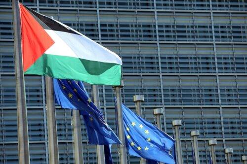 Se ve una bandera palestina en un asta de bandera afuera del edificio de la Comisión Europea en Bruselas, Bélgica [Dursun Aydemir / Agencia Anadolu]