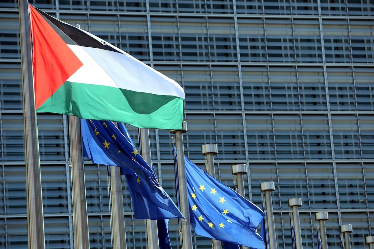 Se ve una bandera palestina en un asta de bandera afuera del edificio de la Comisión Europea en Bruselas, Bélgica [Dursun Aydemir / Agencia Anadolu]