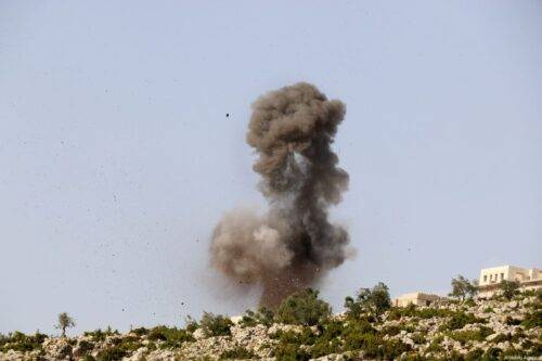 ALEPPO, SIRIA - 22 DE ABRIL: El humo sube después de que los aviones de combate pertenecentes a las fuerzas del régimen de Assad llevaron a cabo ataques aéreos en el distrito de Darat Izza de Alepo, Siria, el 22 de abril de 2017. (Mahmud Faisal - Agencia Anadolu)