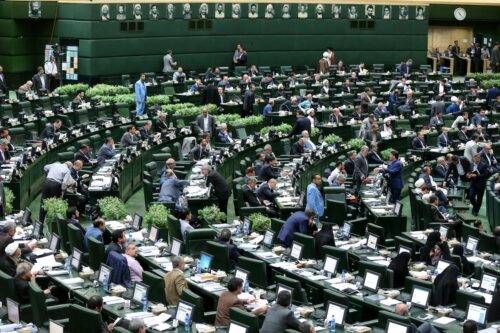 Los parlamentarios son vistos durante una sesión de votación de confianza para los ministros del duodécimo mandato, nombrada por el presidente iraní Hassan Rouhani (no visto) en el parlamento iraní en Teherán, Irán, el 15 de agosto de 2017 [Agencia Fatemeh Bahrami / Anadolu]