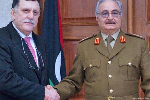 Khalifa Haftar (R), campo del ejército libio Marshall y Fayez Al-Sarraj (L), jefe del Consejo de la Presidencia de Libia [Foto de archivo]
