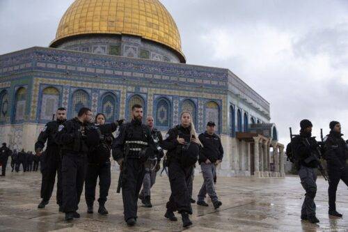 Policías israelíes son vistos frente a la mezquita Al-Aqsa en Jerusalén el 14 de enero de 2019 [Mostafa Alkharouf / Agencia Anadolu]