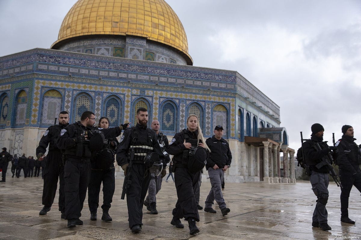 Policías israelíes son vistos frente a la mezquita Al-Aqsa en Jerusalén el 14 de enero de 2019 [Mostafa Alkharouf / Agencia Anadolu]