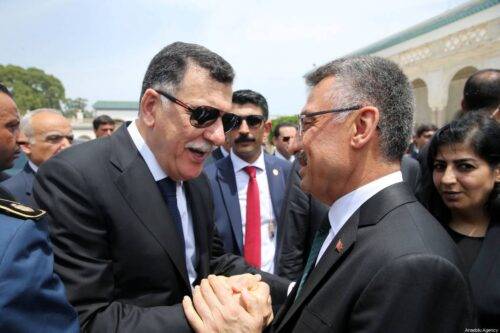 TÚNEZ, TÚNEZ - 27 DE JULIO: el vicepresidente de Turquía, Fuat Oktay (CR), conversa con el jefe del Gobierno de Acuerdo Nacional (GNA) de Libia, Fayez al-Sarraj (CL) durante el funeral del difunto presidente tunecino Beji Caid Essebsi en Túnez, Túnez el 27 de julio de 2019. Essebsi murió el jueves a la edad de 92 años en un hospital militar en Túnez después de ser hospitalizado por problemas de salud un día antes (Arda Küçükkaya - Agencia Anadolu)