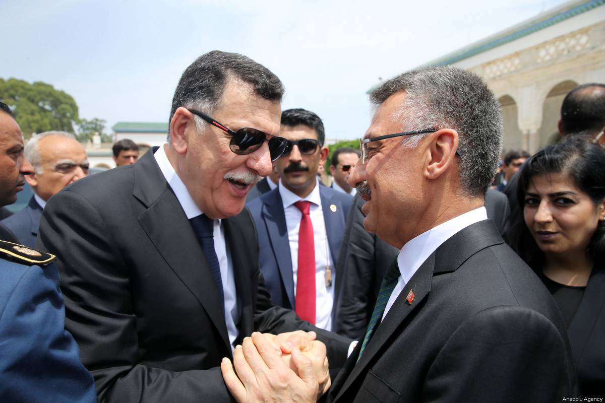 TÚNEZ, TÚNEZ - 27 DE JULIO: el vicepresidente de Turquía, Fuat Oktay (CR), conversa con el jefe del Gobierno de Acuerdo Nacional (GNA) de Libia, Fayez al-Sarraj (CL) durante el funeral del difunto presidente tunecino Beji Caid Essebsi en Túnez, Túnez el 27 de julio de 2019. Essebsi murió el jueves a la edad de 92 años en un hospital militar en Túnez después de ser hospitalizado por problemas de salud un día antes (Arda Küçükkaya - Agencia Anadolu)