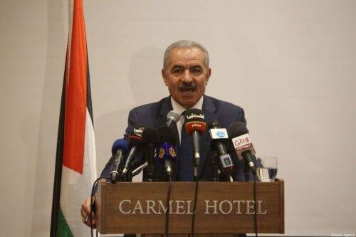 El primer ministro palestino, Mohammed Shtayyeh, habla con la prensa en Ramallah, Cisjordania, el 30 de julio de 2019 [Issam Rimawi / Agencia Anadolu]