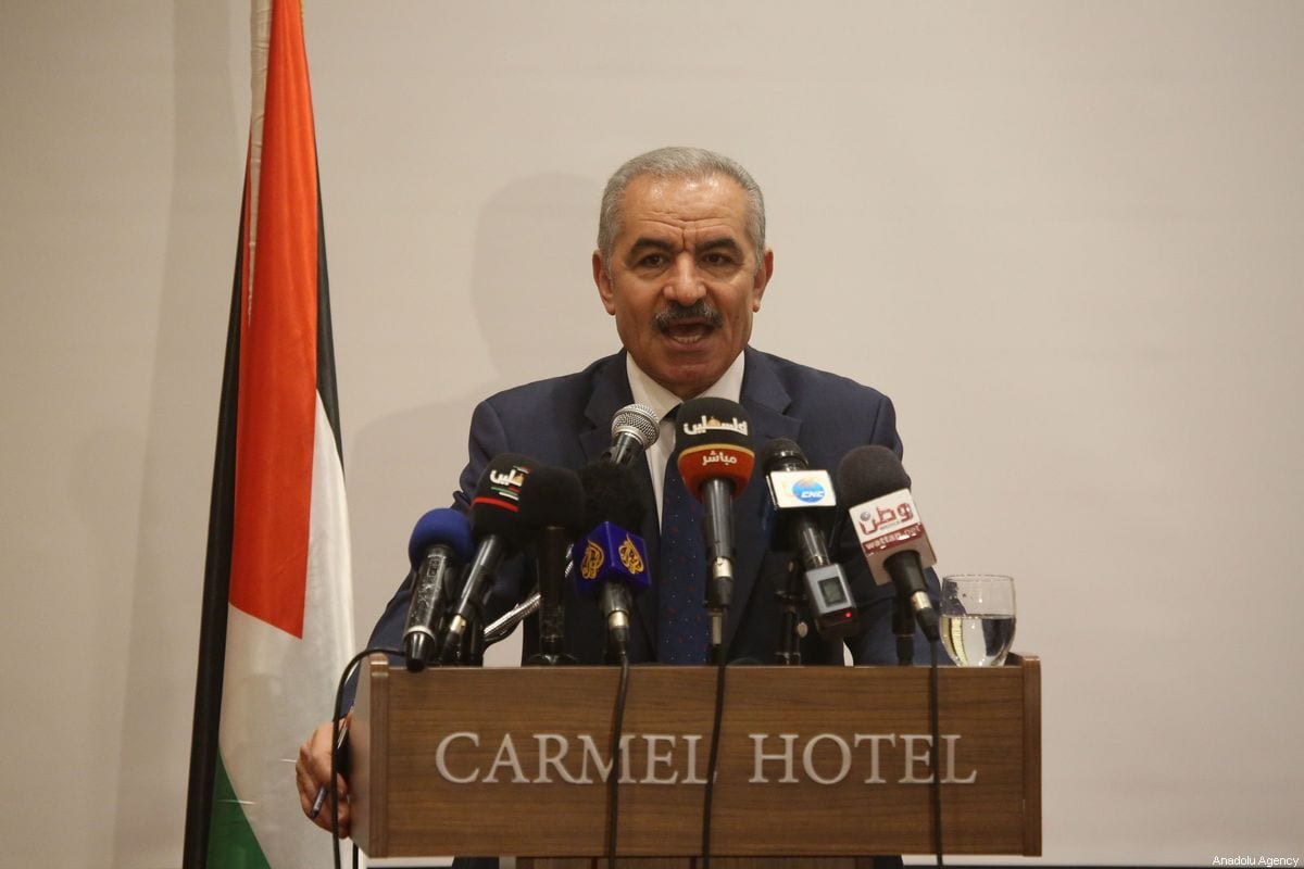 El primer ministro palestino, Mohammed Shtayyeh, habla con la prensa en Ramallah, Cisjordania, el 30 de julio de 2019 [Issam Rimawi / Agencia Anadolu]