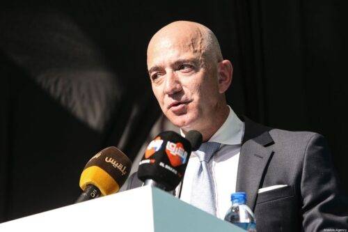 El CEO de Amazon, Jeff Bezos, pronuncia un discurso durante una ceremonia de conmemoración celebrada frente al consulado saudí en el primer aniversario de su asesinato de Kashoggi, en Estambul, Turquía, el 2 de octubre de 2019 [Agencia Elif Öztürk / Anadolu]